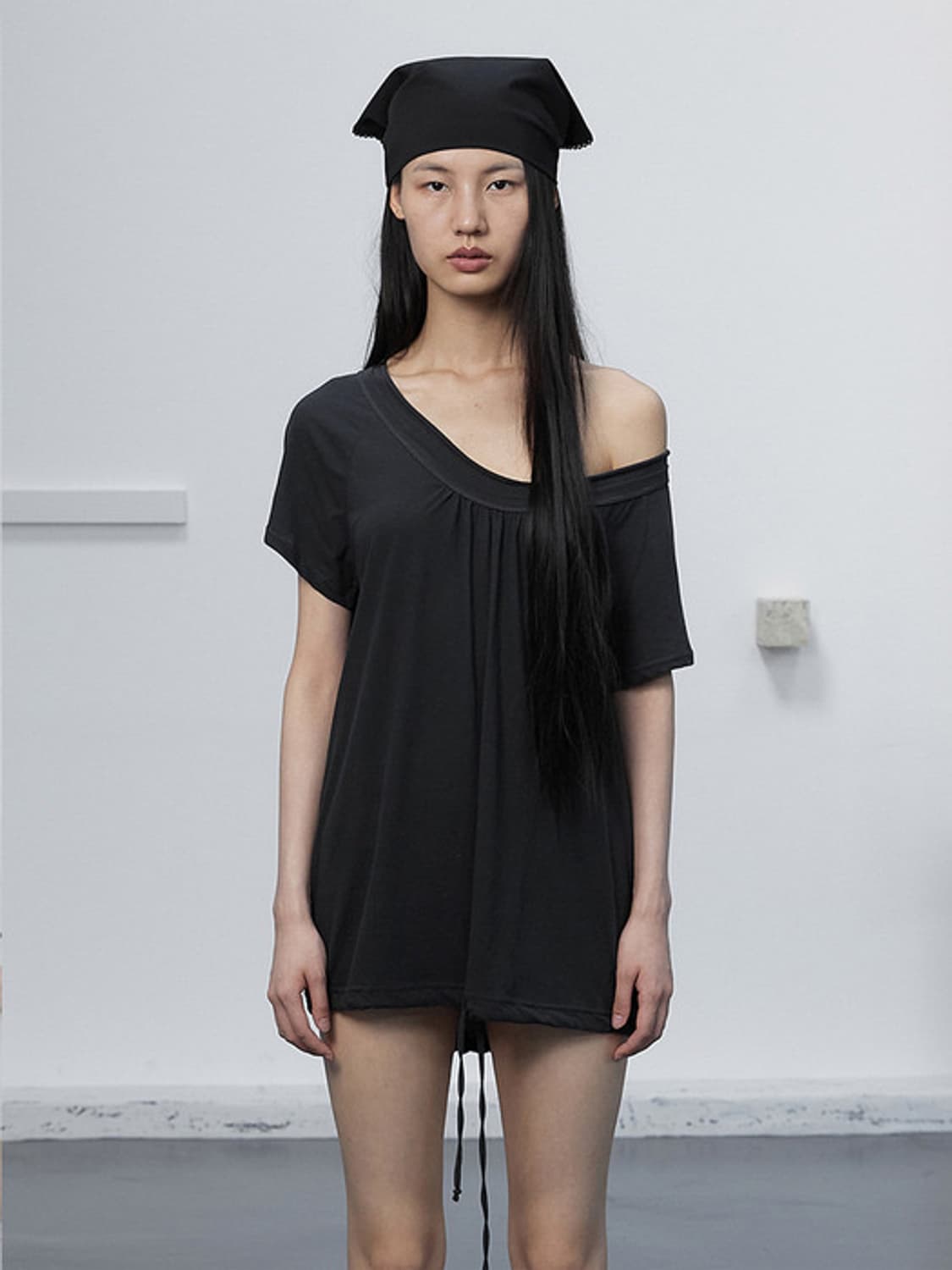 ROUND DRAWSTRING HEM TOP / CHARCOAL 상품이미지1