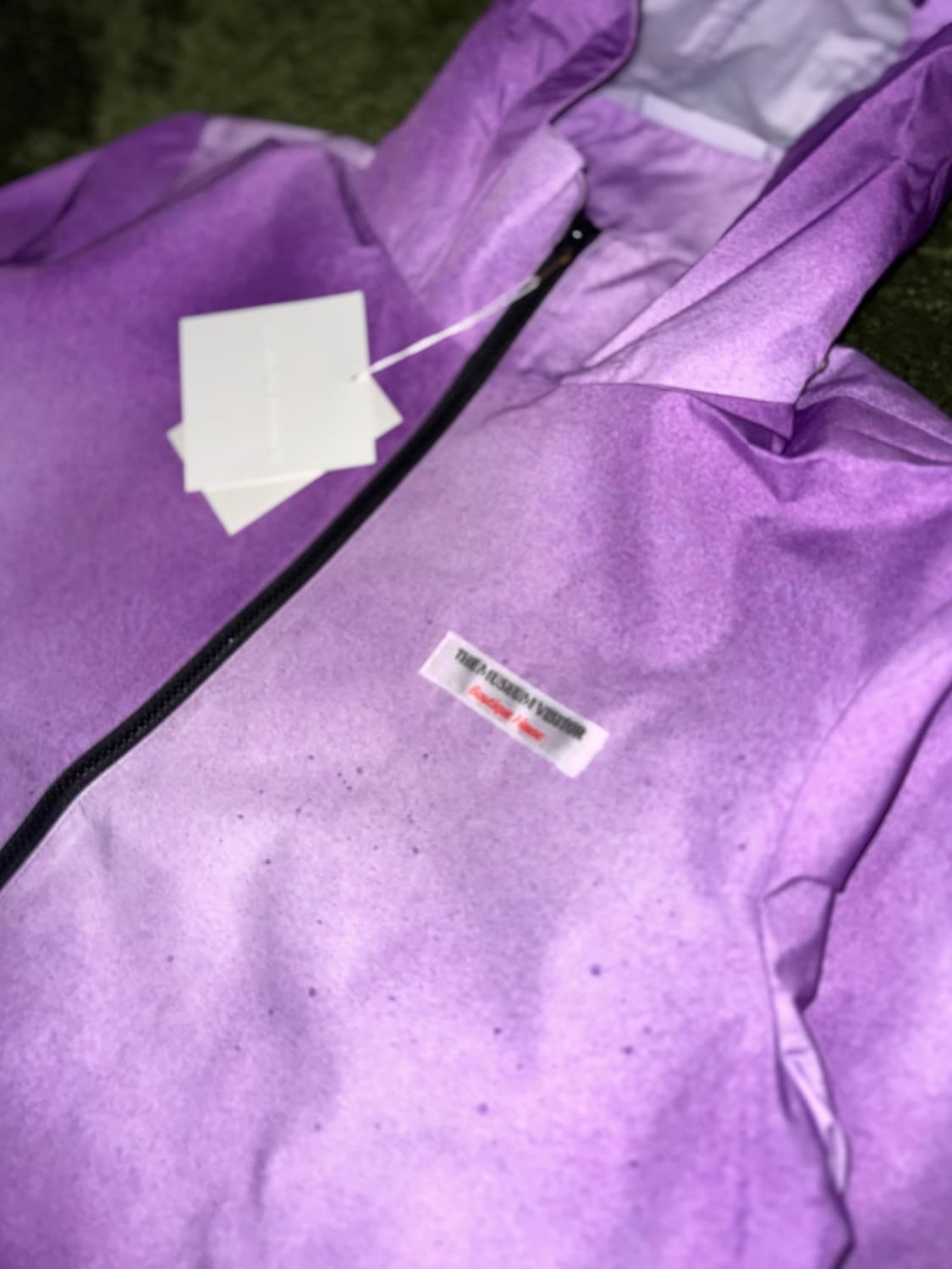 [M] 더뮤지엄비지터 스프레이 프린트 윈드브레이커 퍼플 상품이미지2