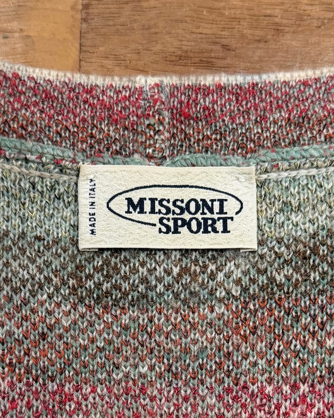 미쏘니 스포츠 그린 레드 배색 페턴 브이넥 니트 베스트 상품이미지7
