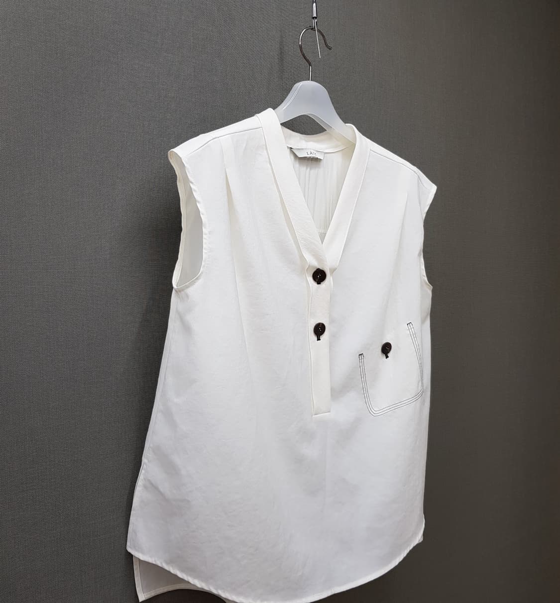 한섬 LATT 2023 브이넥 슬리브리스 블라우스82-94-160사이즈 상품이미지3