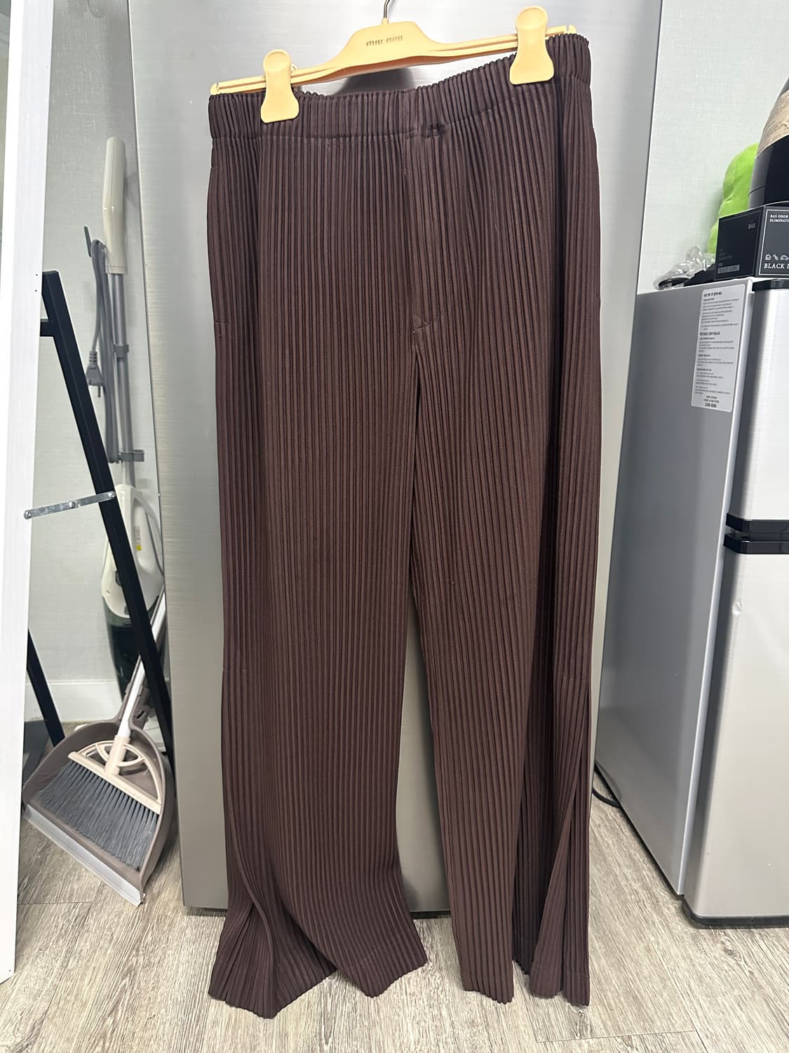 옴므플리세 부츠컷 플리츠 팬츠 브라운 상품이미지1