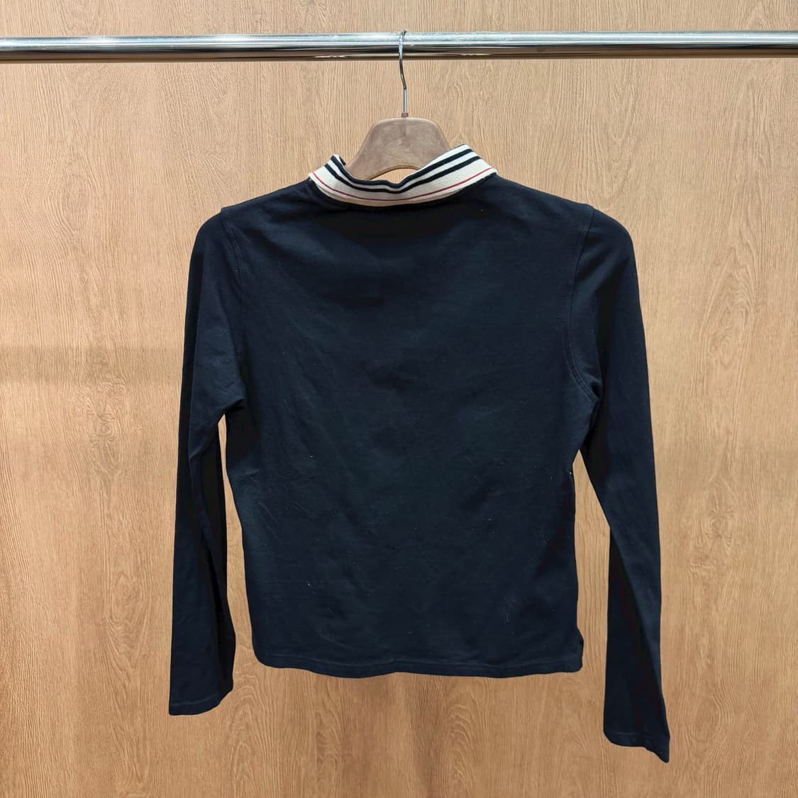 버버리 런던 코튼 긴팔 티셔츠 배색 카라 로고 자수 디테일 슬림핏 블랙 상품이미지3