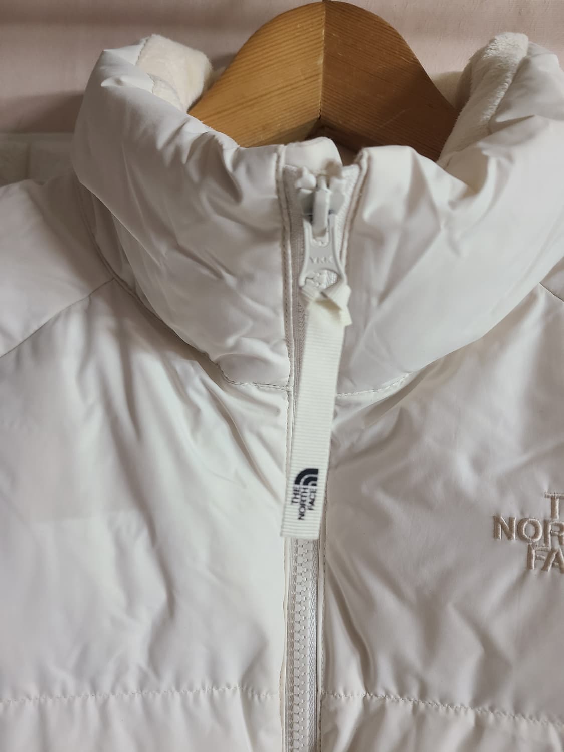 노스페이스 아이보리 숏패딩(55-66) 상품이미지3