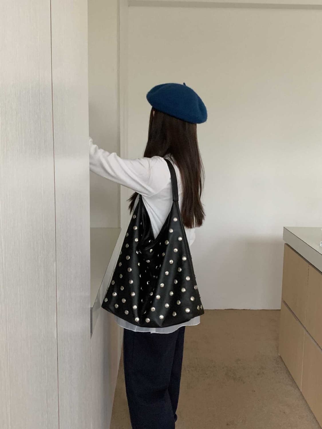 블랙 스터드 숄더백 상품이미지5