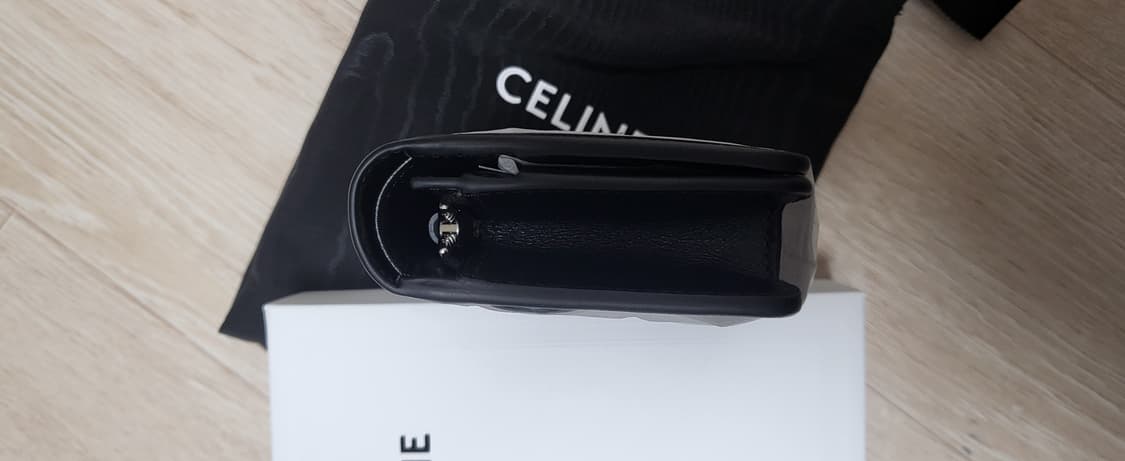 셀린느 샤이니 카프스킨 트리옹프 컴팩트 월렛 실버 블랙 상품이미지6