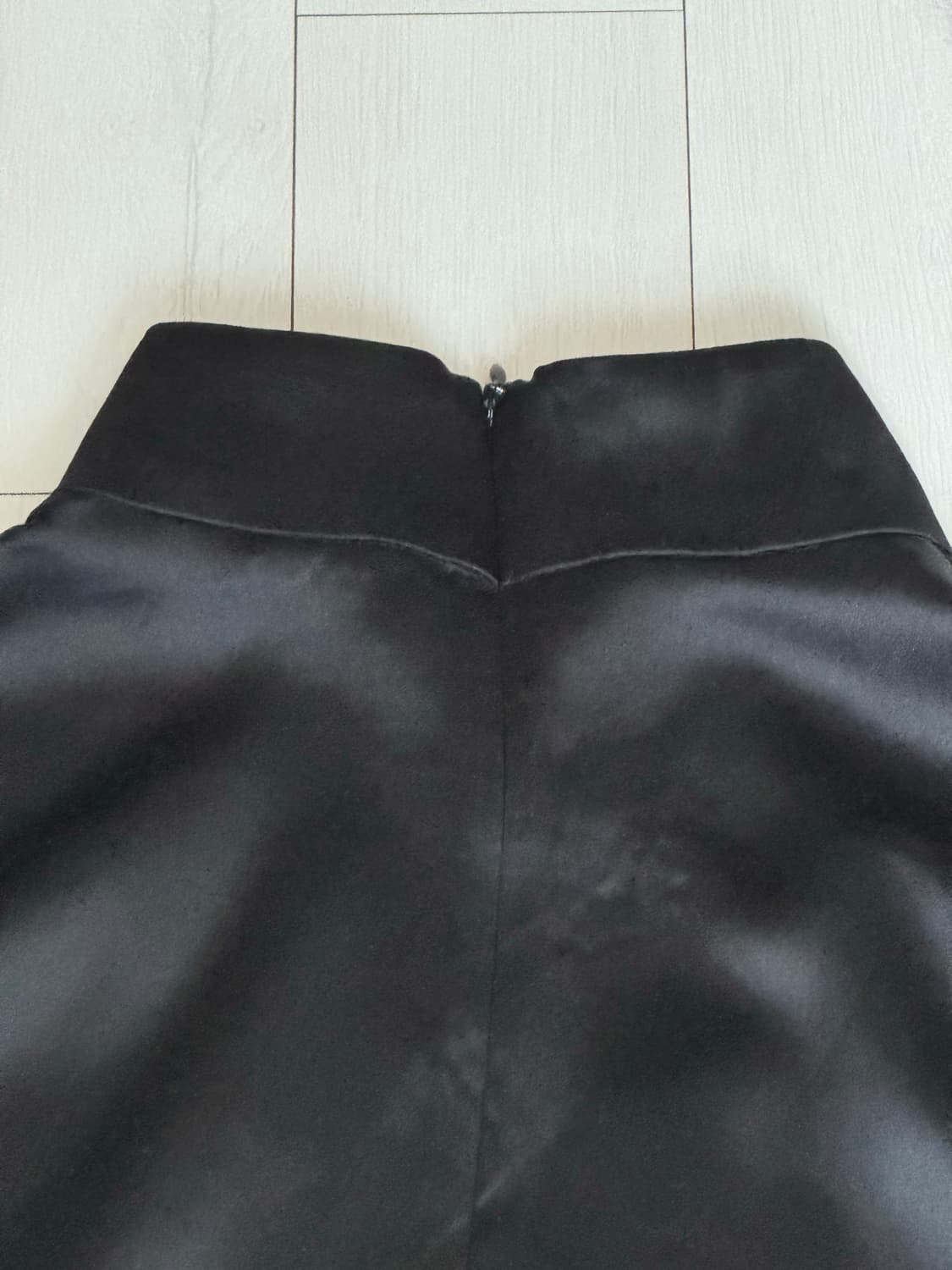 블랙 새틴 하이넥 미디드레스 상품이미지5