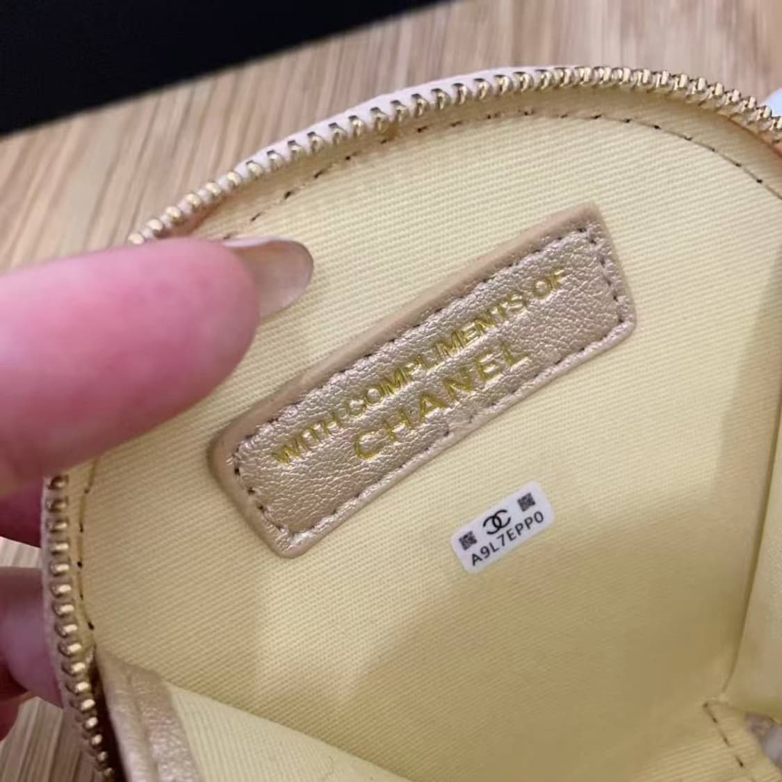 샤넬VIP 금장 CC로고 에어팟 케이스 & 동전지갑 샤넬 참 상품이미지3