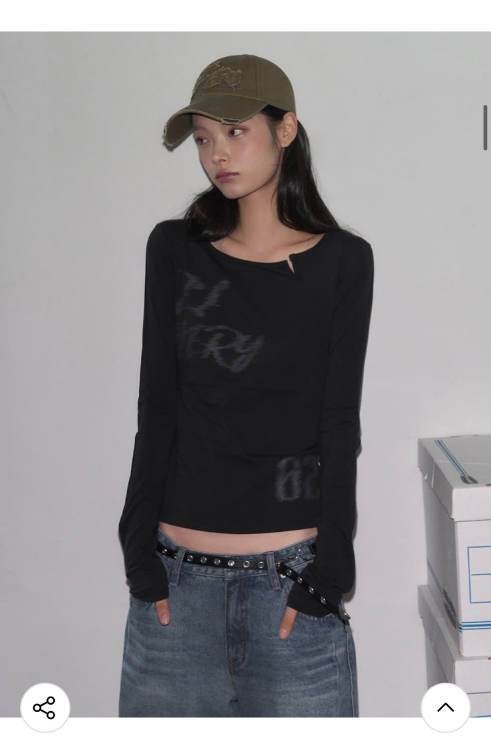 (FREE) 레더리 레터링 슬릿 롱슬리브 [BLACK] 판매 상품이미지6