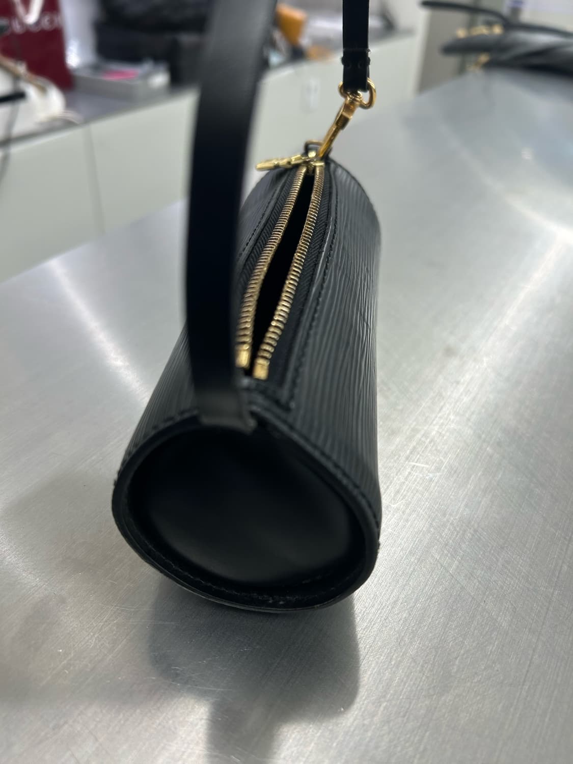 루이비통 에피 블랙 미니 빠삐용 토트백 상품이미지4