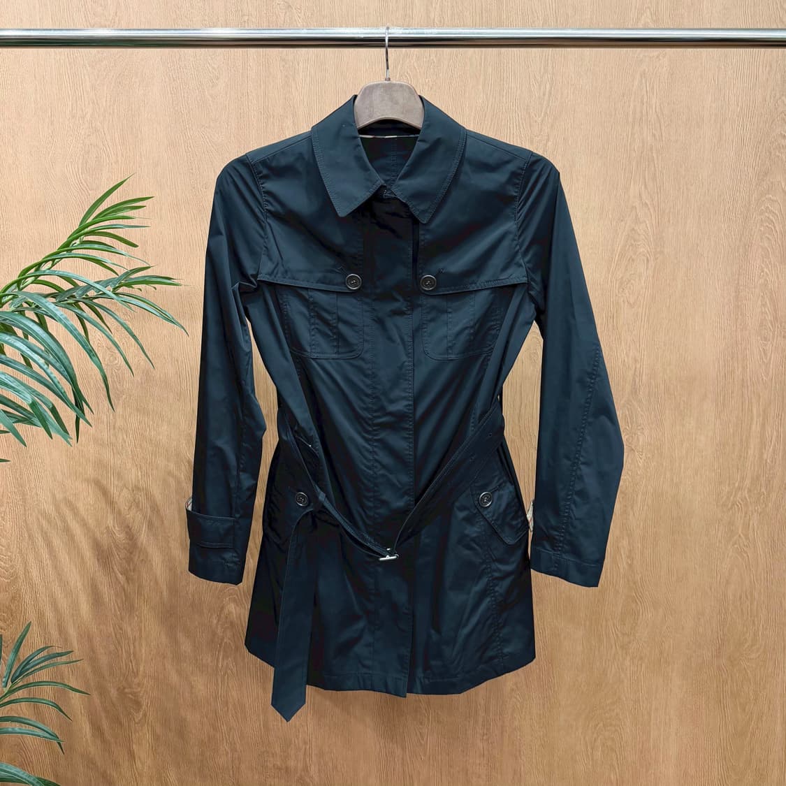 버버리 런던 하프 자켓 벨트 스트랩 플랩 포켓 디테일 슬림핏 블랙 상품이미지1