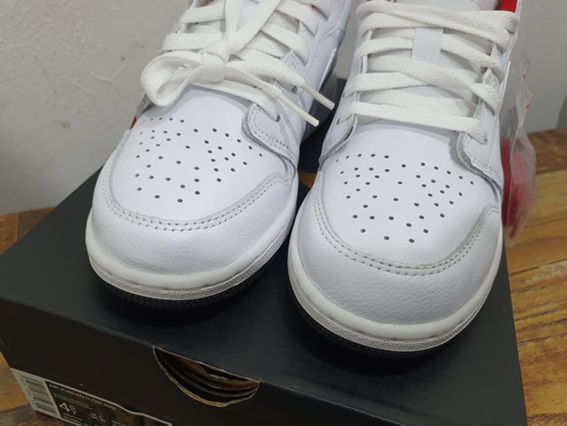 NIKE 나이키 에어 조던 1 로우 화이트 레드 새상품 (235MM) 상품이미지3