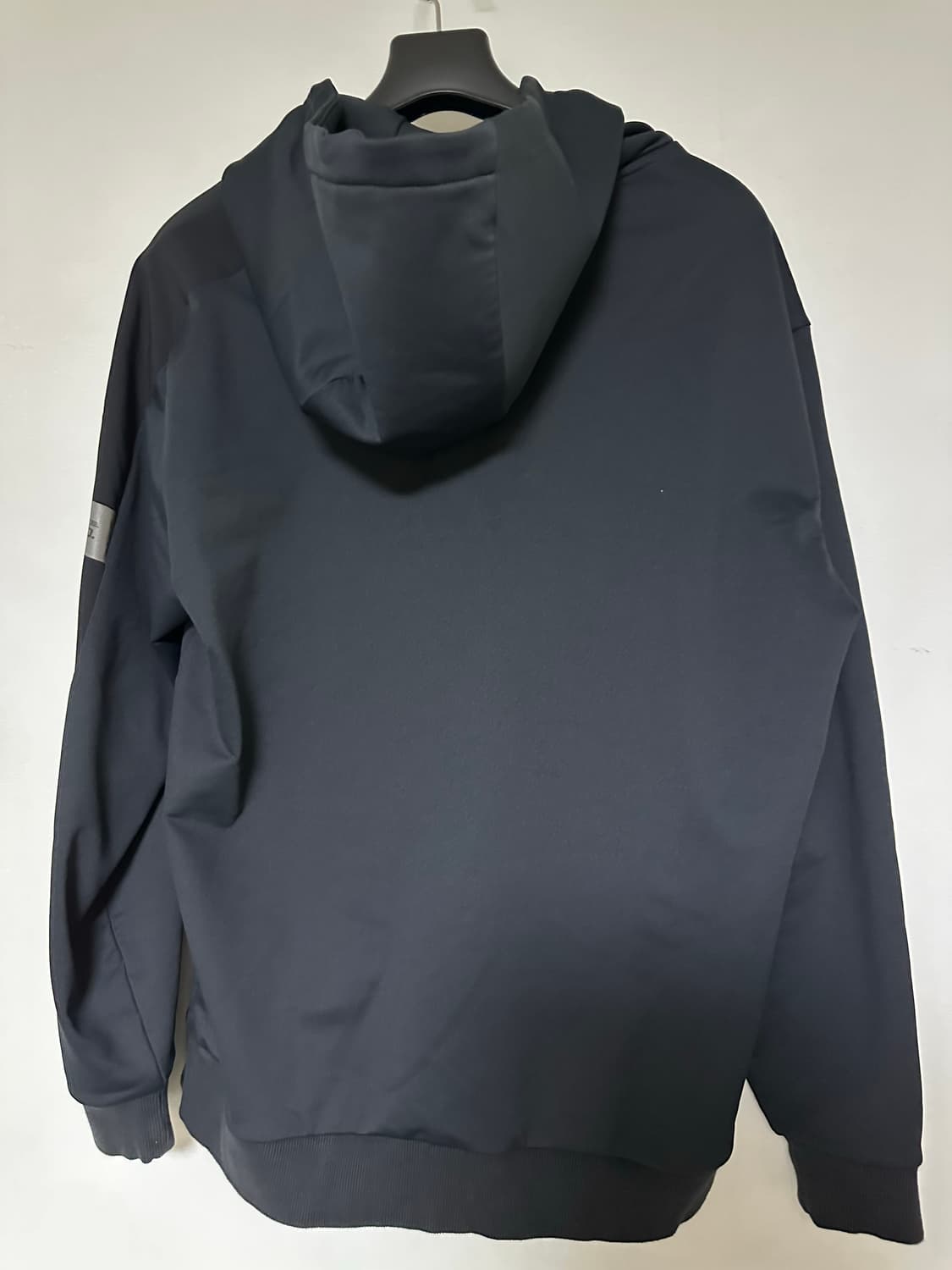 2XU 블랙 후드티 상품이미지3