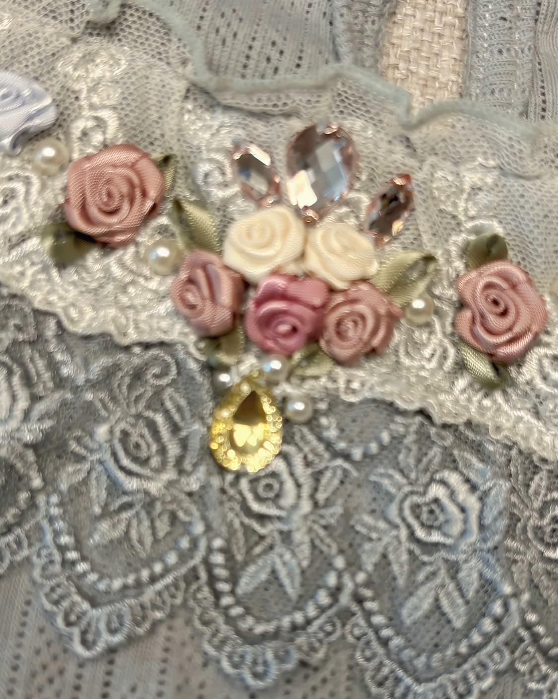 엑시즈팜 하늘색 데드스탁 레이스 샤 포인트 장미와 큐빅 오프숄더 티  상품이미지2