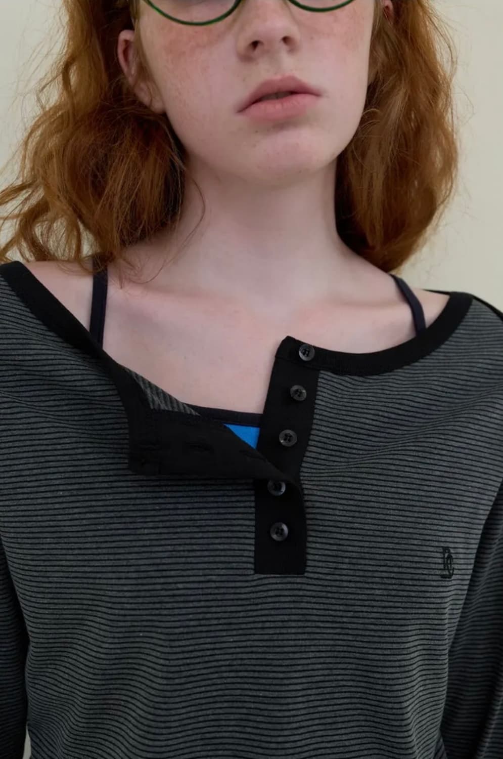 노컨텐츠 227 보트넥 스트라이프 블랙 단추 오프숄더 상품이미지7