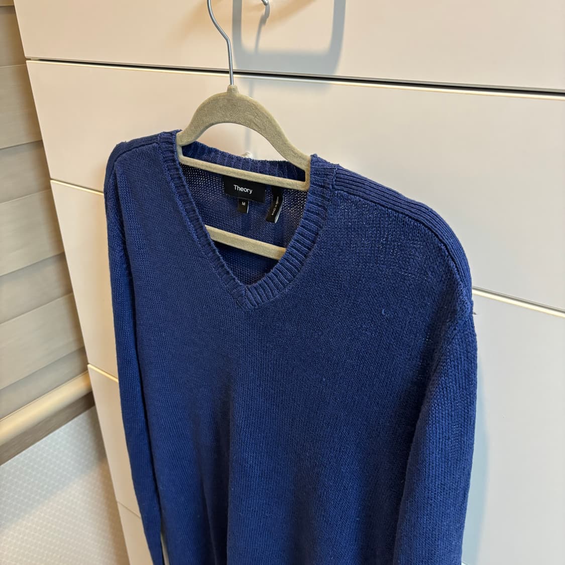 띠어리 린넨 100% 코발트 블루 브이넥 니트 남녀공용 상품이미지6