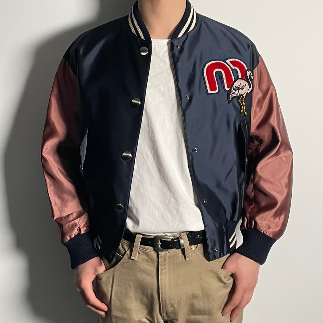 미우미우 플라밍고 유광 바시티자켓 (on.60) 상품이미지4