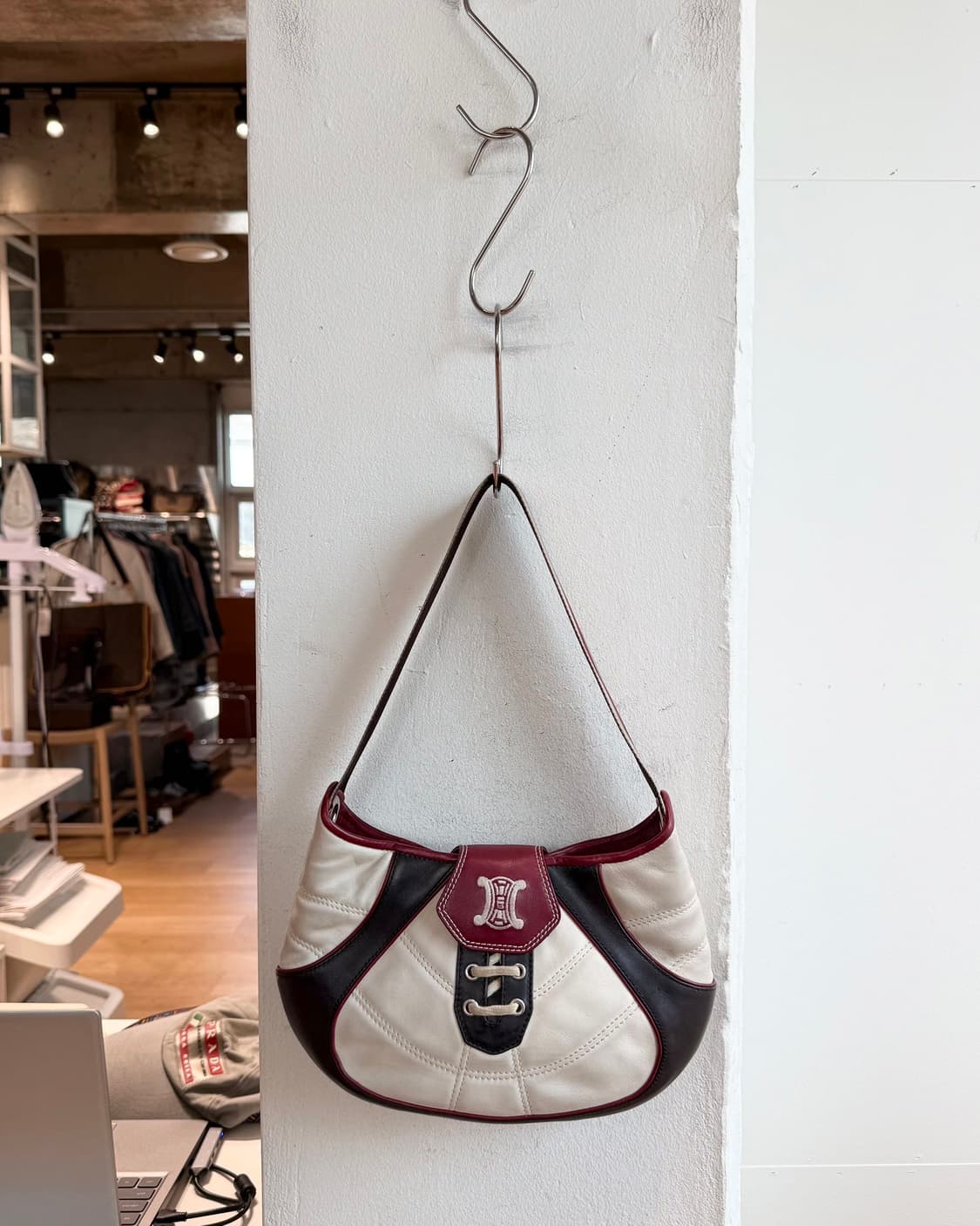 셀린느 화이트 레드 2002 피파 월드컵 레더 숄더백  상품이미지2