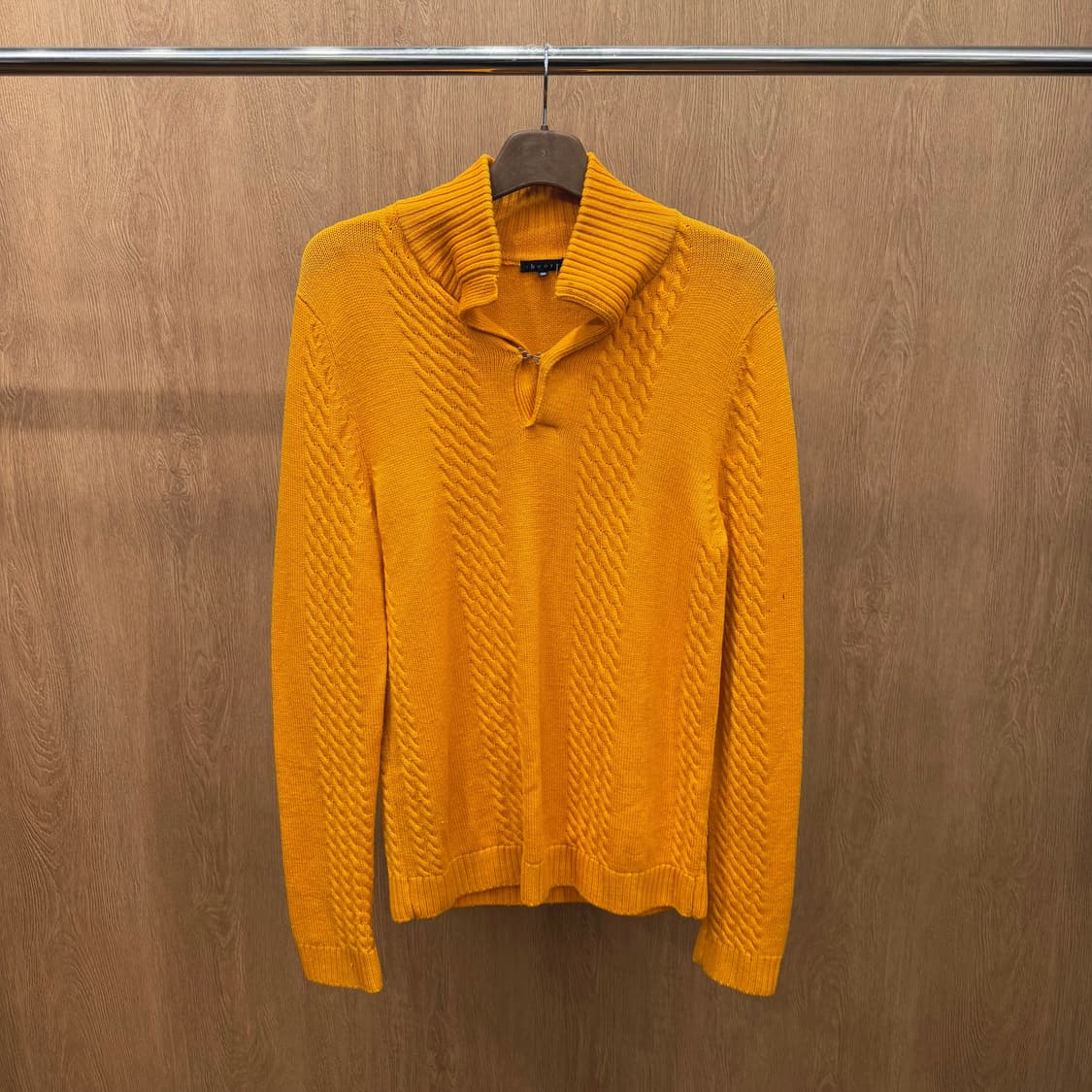 띠어리 하이넥 울 케이블 니트 하프 집업 여밈 디테일 레귤러핏 오렌지 상품이미지2