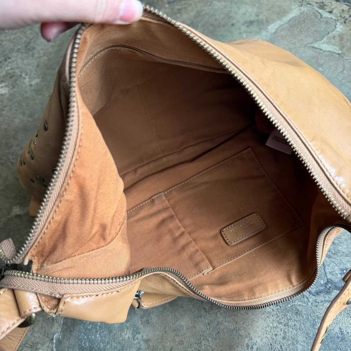 아네스베 브라운 레더 스터드 디테일 숄더/크로스 백 상품이미지5