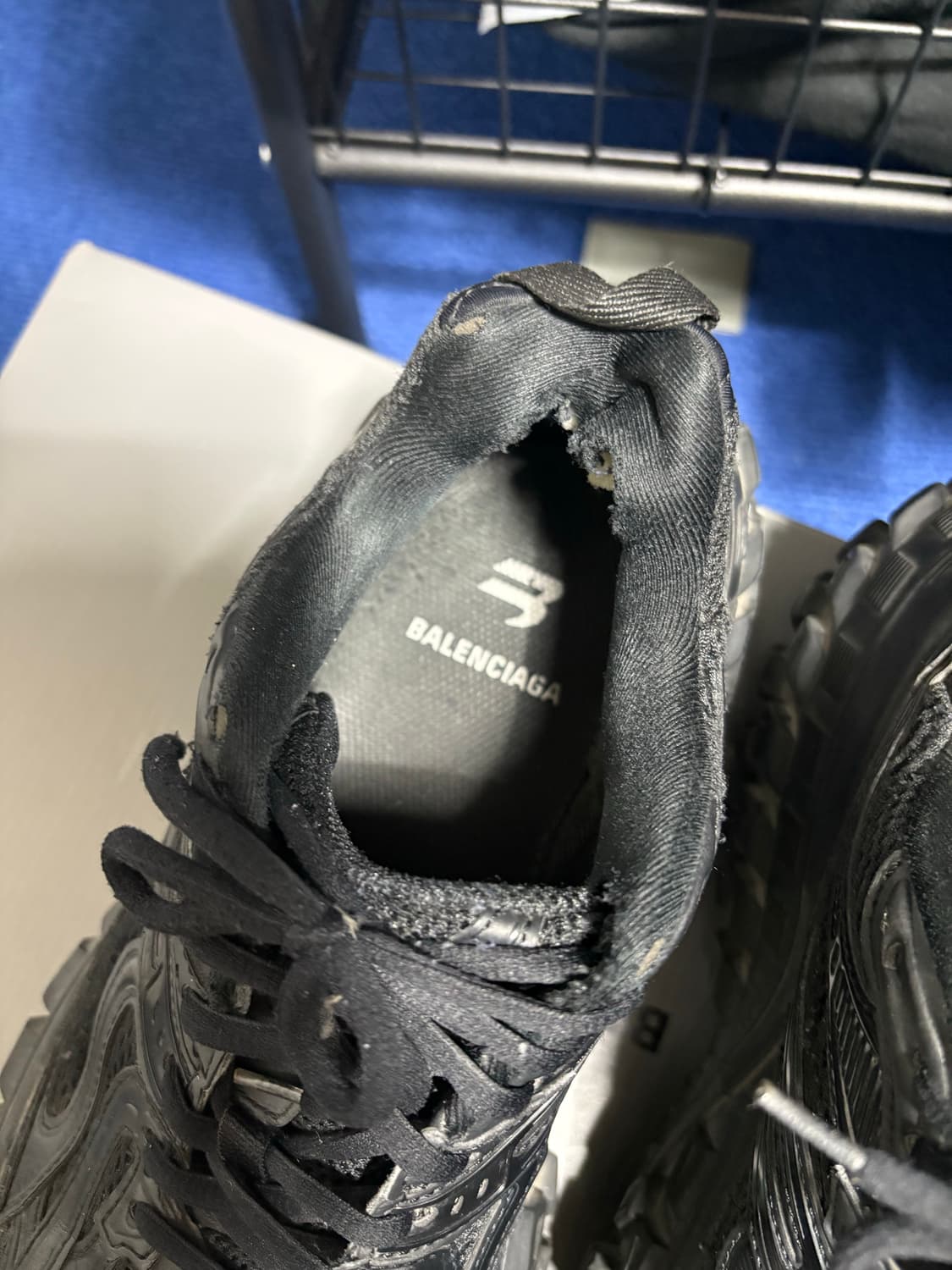 발렌시아가 디펜더 42 상품이미지4