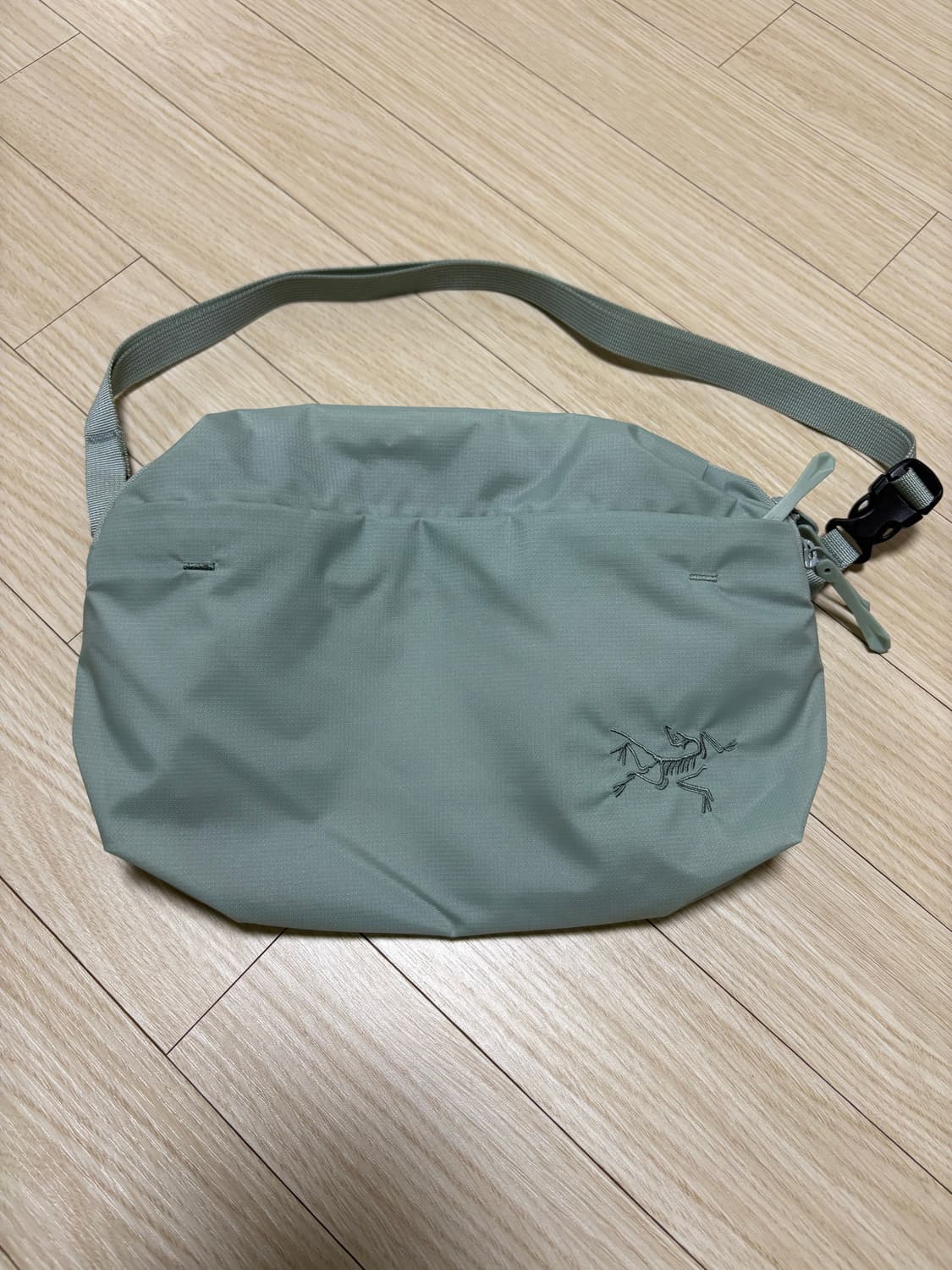 아크테릭스 헬리아드 크로스바디백 스톤 그린 상품이미지2