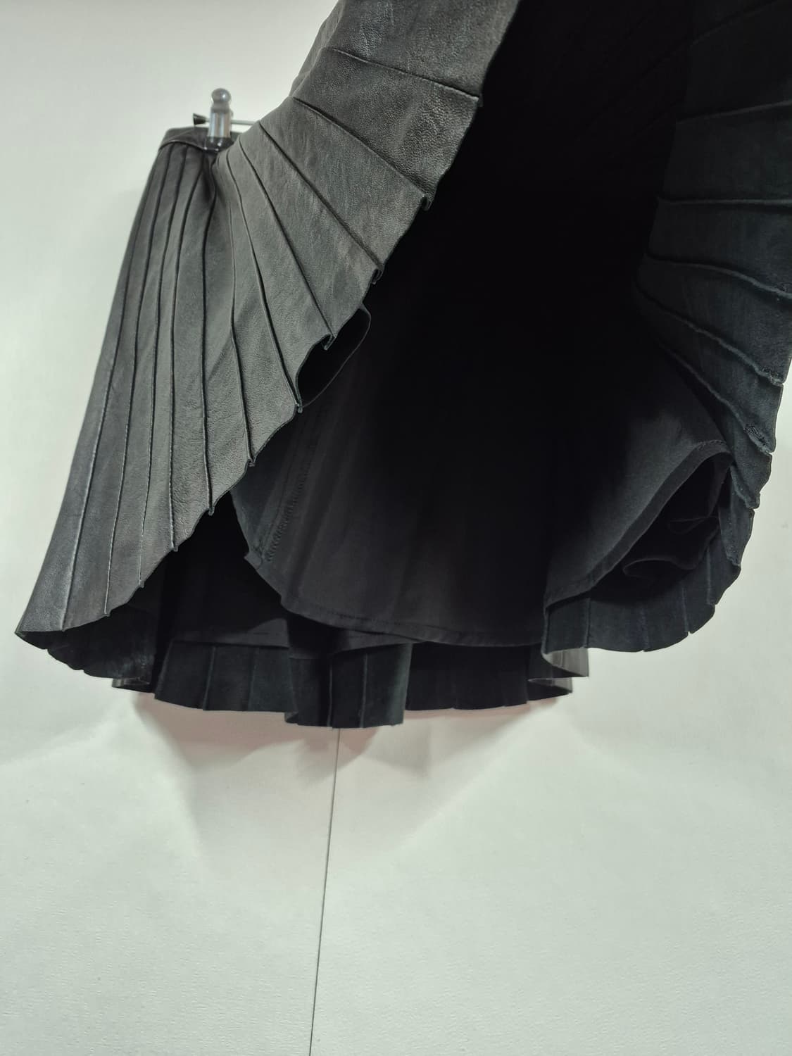 띠어리 양가죽 플리츠 미니 스커트 상품이미지3