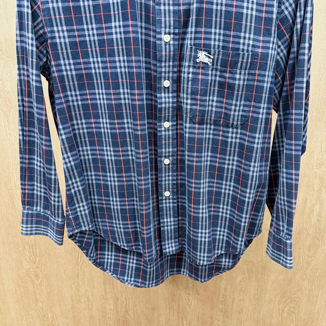 버버리 런던 코튼 긴팔 셔츠 클래식 체크 패턴 로고 자수 디테일 네이비 상품이미지5