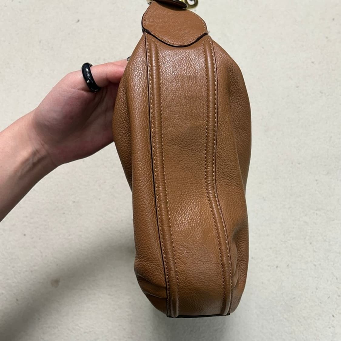 코치 페블 레더 에이버리 호보백 카라멜 상품이미지2