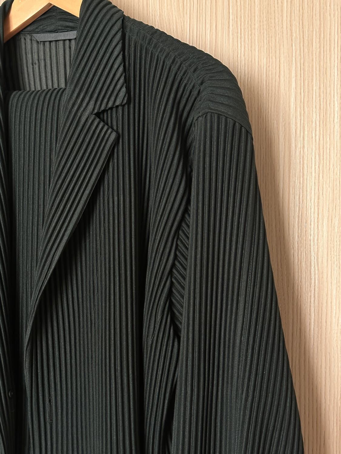 옴므플리세 카키 정장 세트 판매 상품이미지2