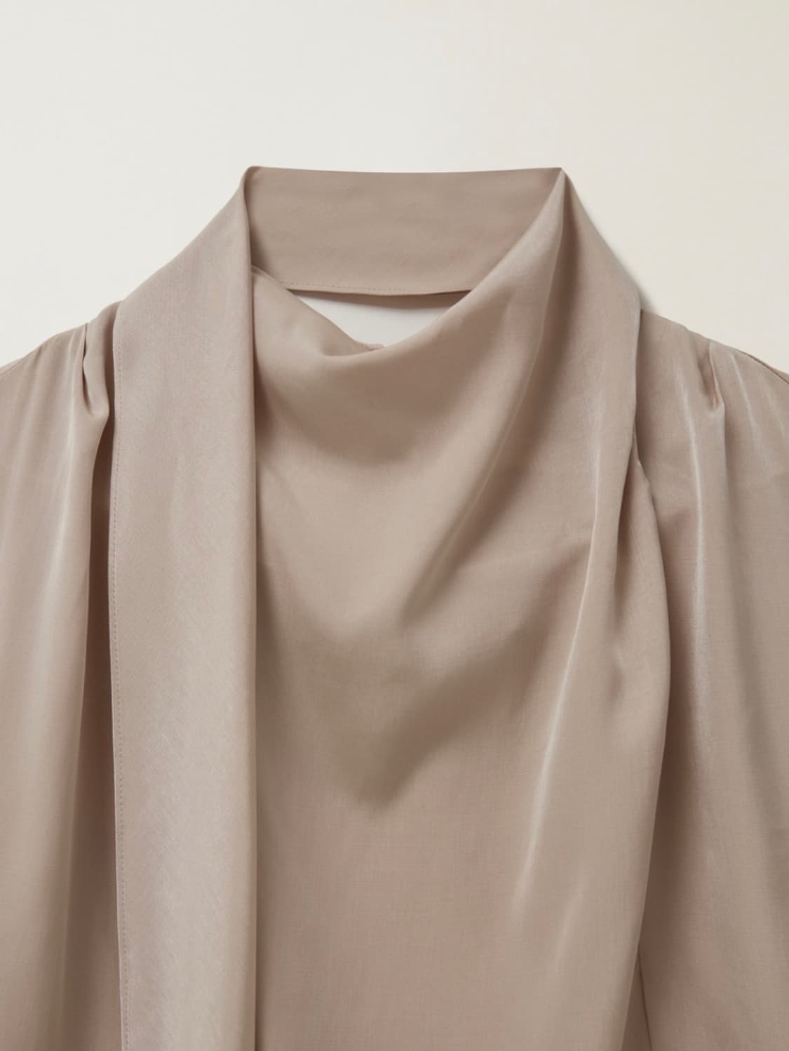 [새상품]오브베이지 vine drape tie blouse 판매합니다 상품이미지3