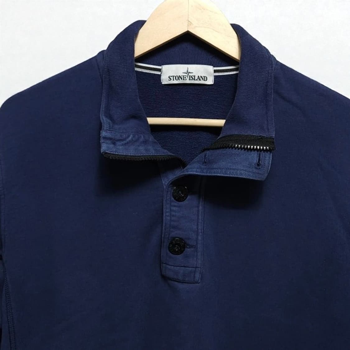 100)스톤아일랜드 하프버튼 맨투맨 여름제외 워시네이비 상품이미지2