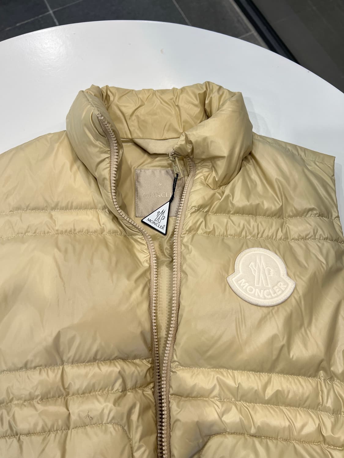 몽클레어 패딩조끼 팝니다 상품이미지2