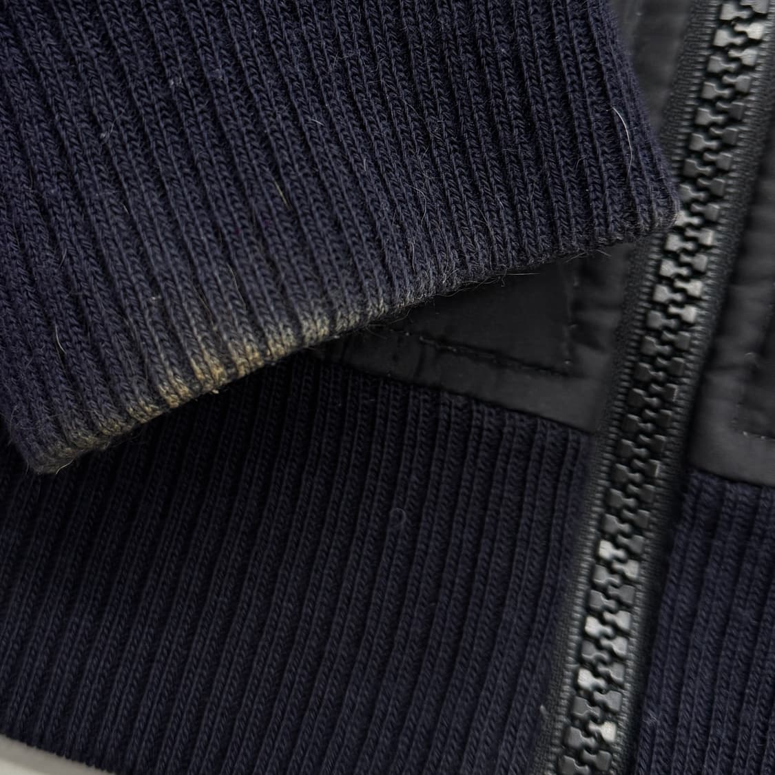 리바이스 하이넥 덕다운 바이커 숏 패딩 블랙 상품이미지5