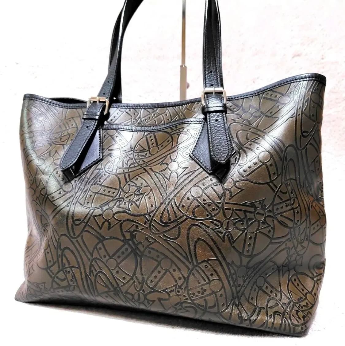 비비안 웨스트우드 로고 패턴 가죽 토트백 상품이미지1