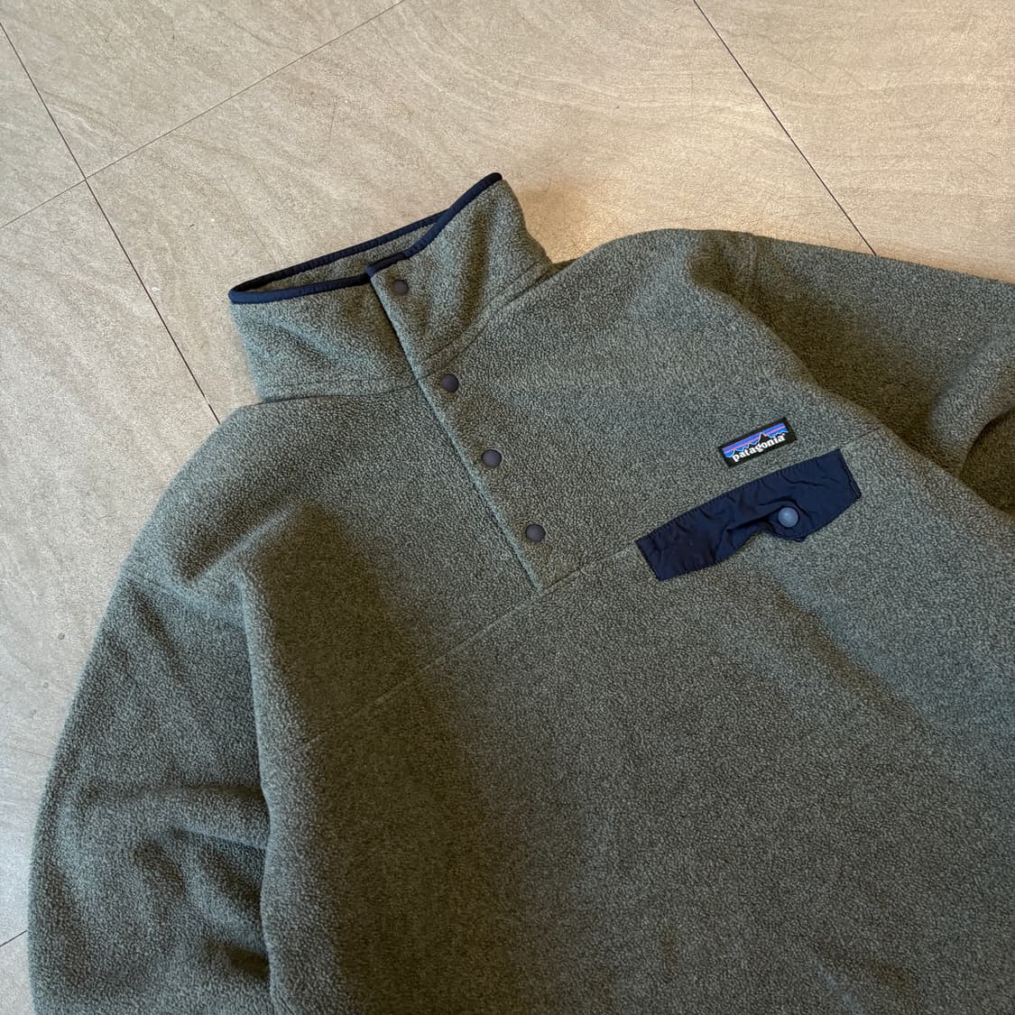 파타고니아 정품 신칠라 그레이 스냅티 상품이미지2