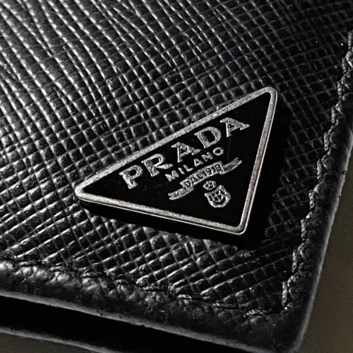 [정품] PRADA 프라다 트라이앵글 플레이트 사피아노 소가죽 반지갑실사 상품이미지2