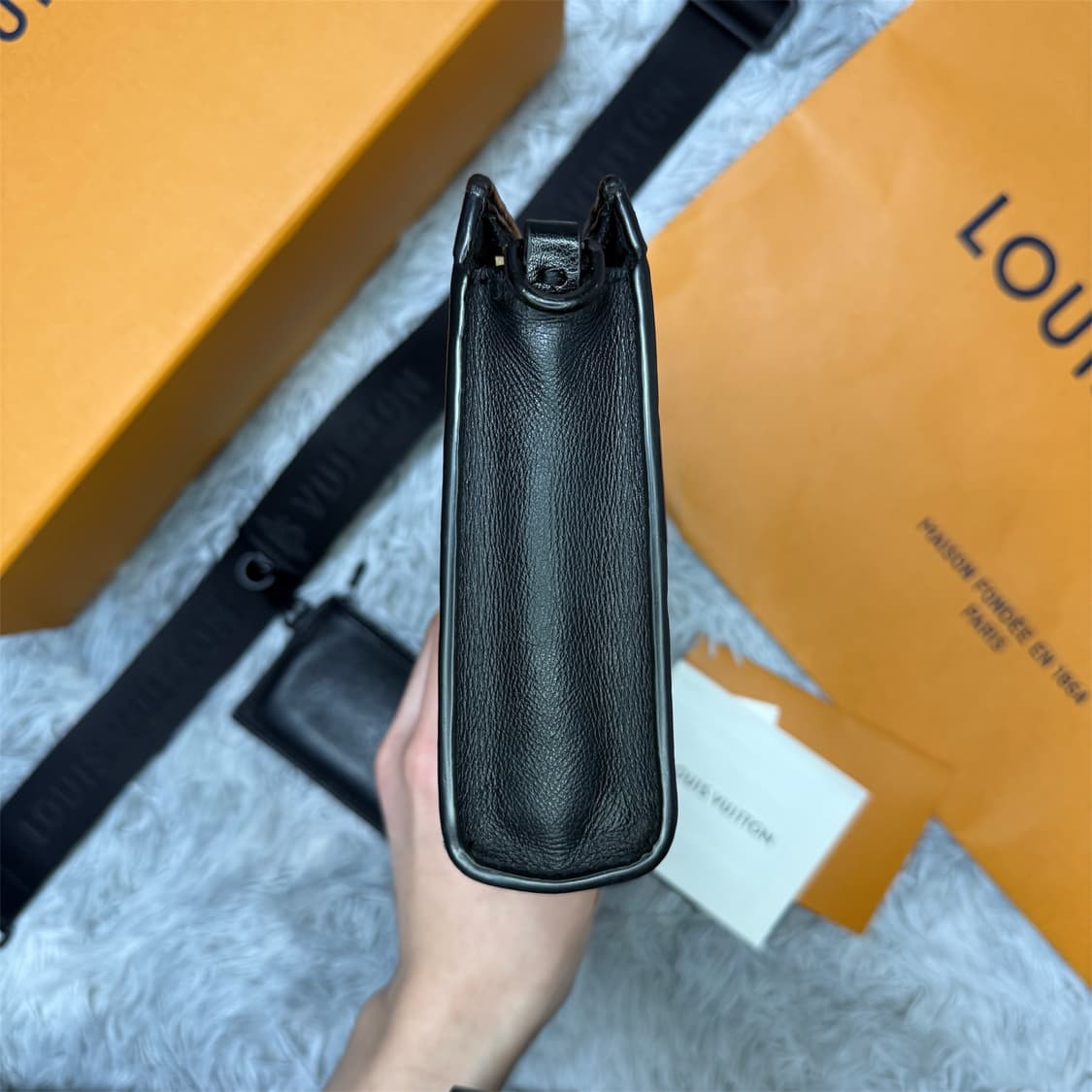 루이비통 섀도우 가스통 웨어러블 크로스백 상품이미지4
