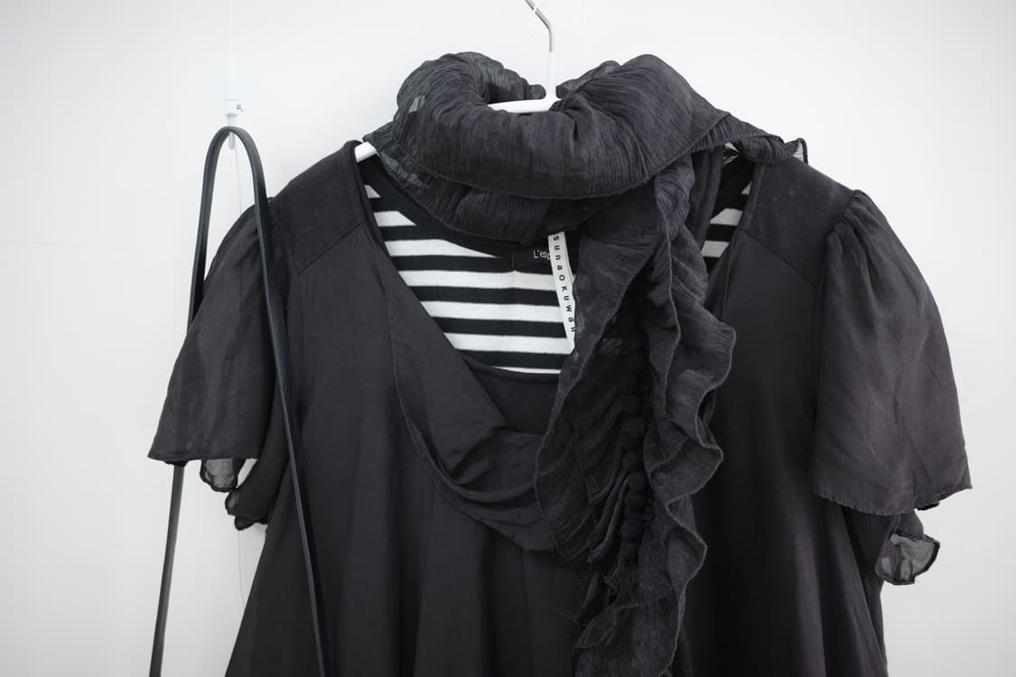 Pompom ruffle black scarf 상품이미지2