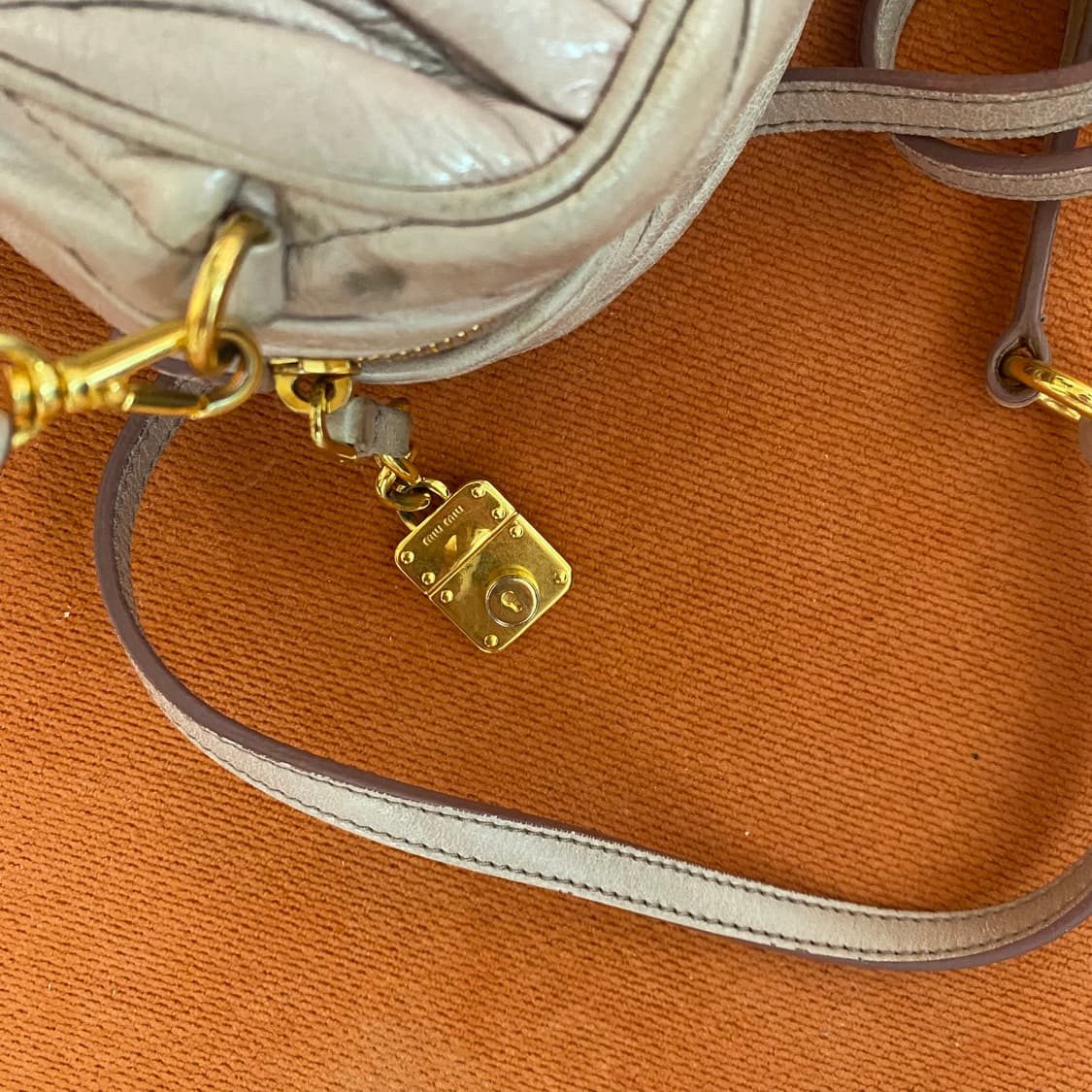 미우미우 마테라쎄 미니 크로스백 상품이미지5