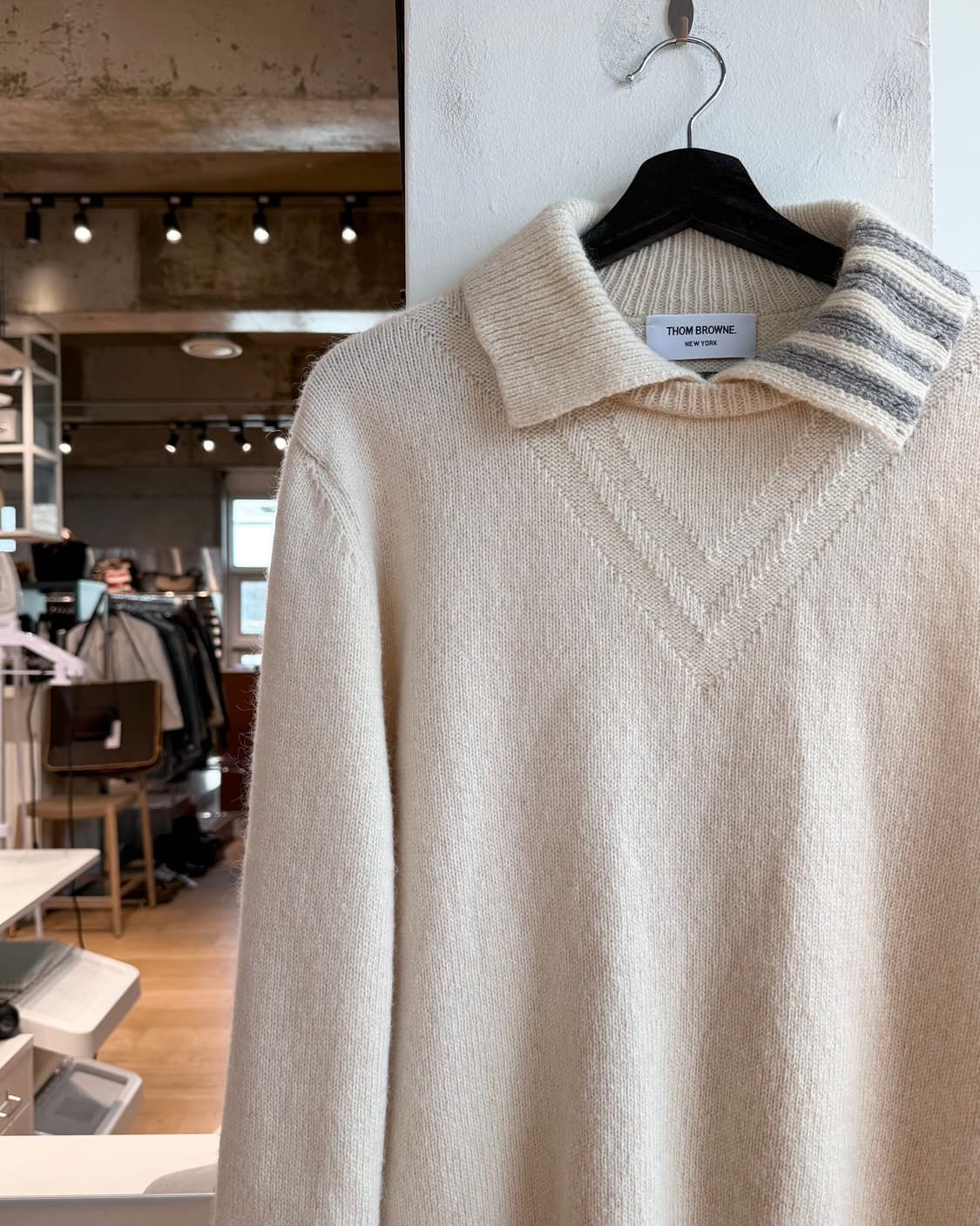 톰브라운 아이보리 스티치 도네골 사선 풀오버 니트  상품이미지3