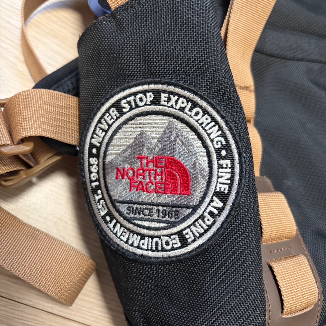 노스페이스 블랙/브라운 패치로고 퀀텀 백팩 30L 상품이미지4