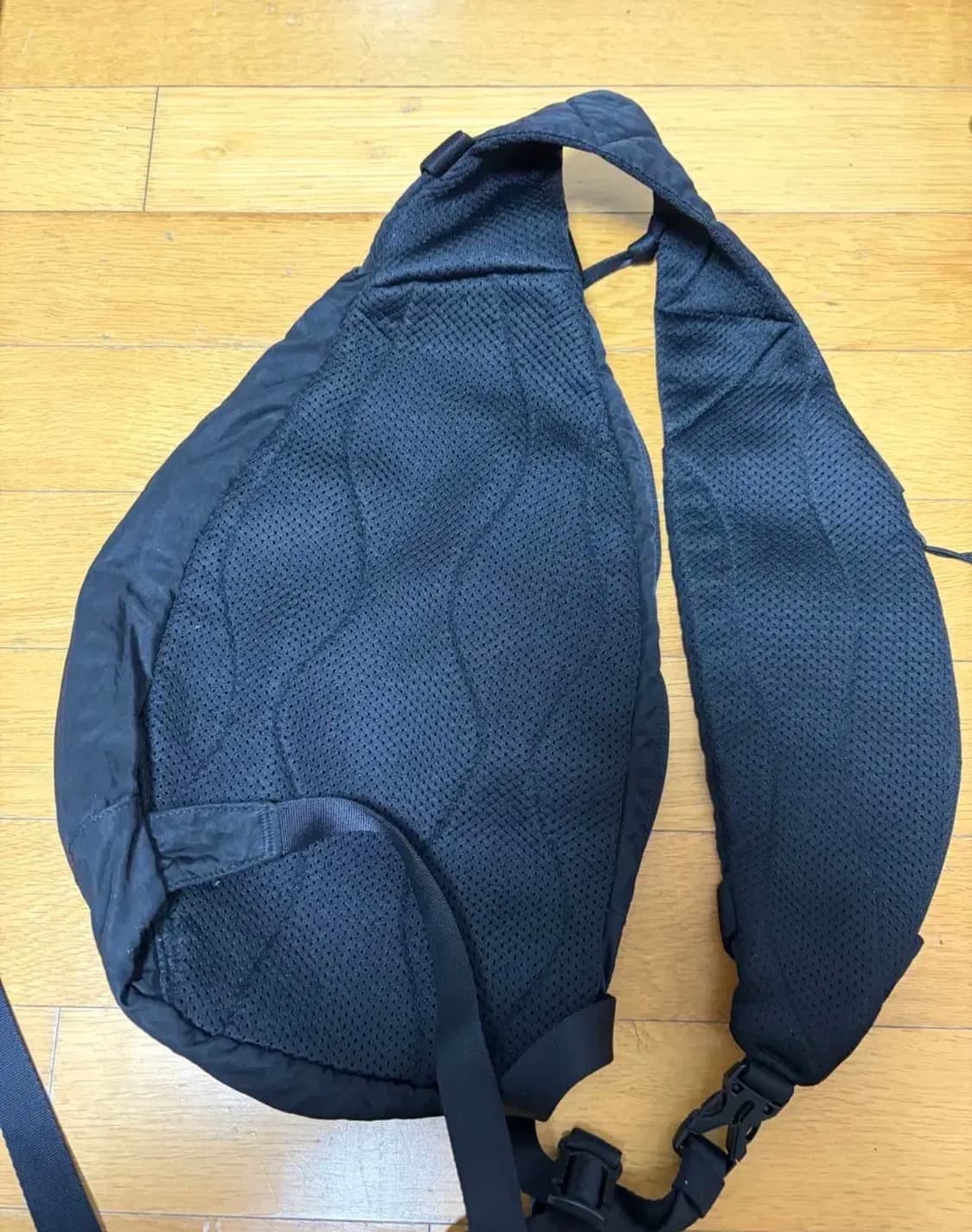 CP 컴퍼니 블랙 렌즈 크로스백  상품이미지4