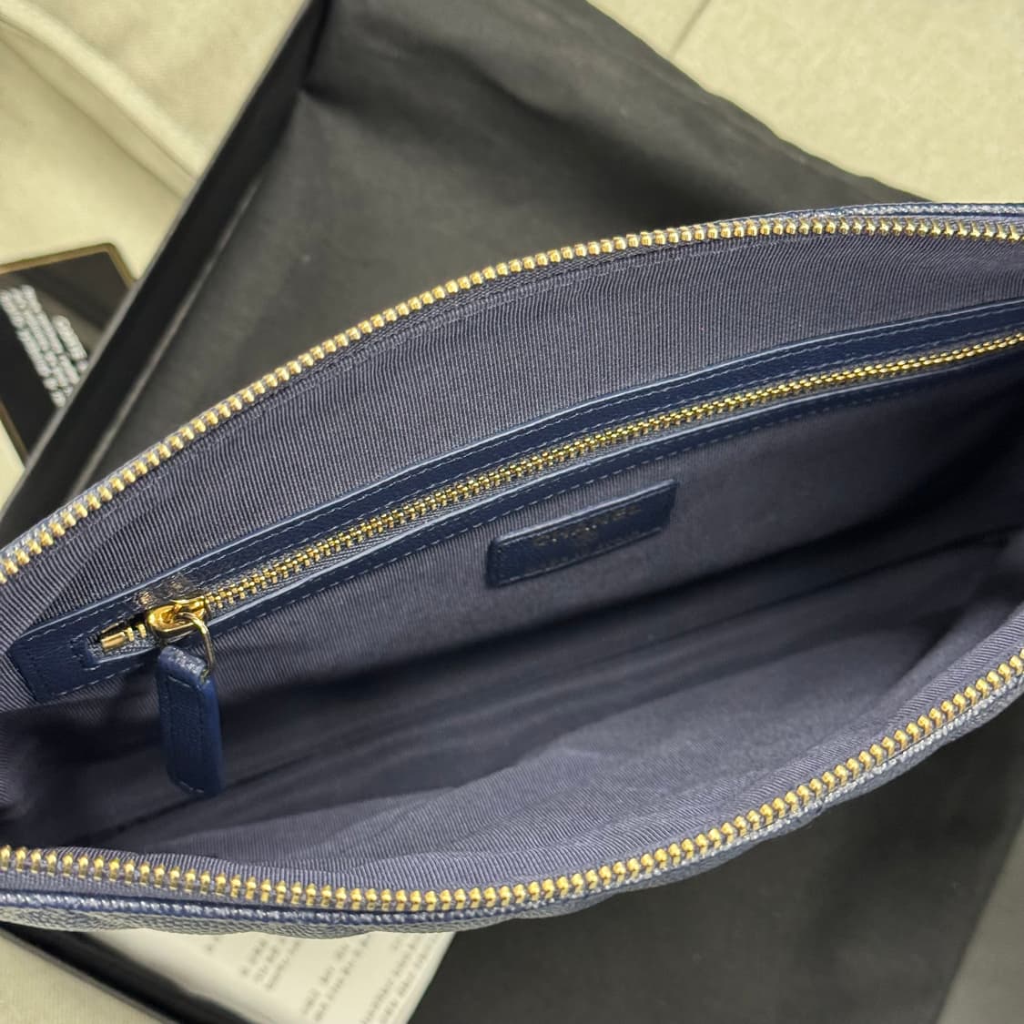 풀구성 샤넬 클래식 캐비어 뉴미듐 클러치 금장 네이비 상품이미지4