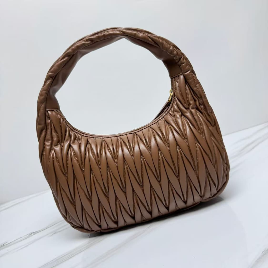 미우 미우 완더 마테라쎄 나파 레더 호보백 숄더백 카라멜 상품이미지2