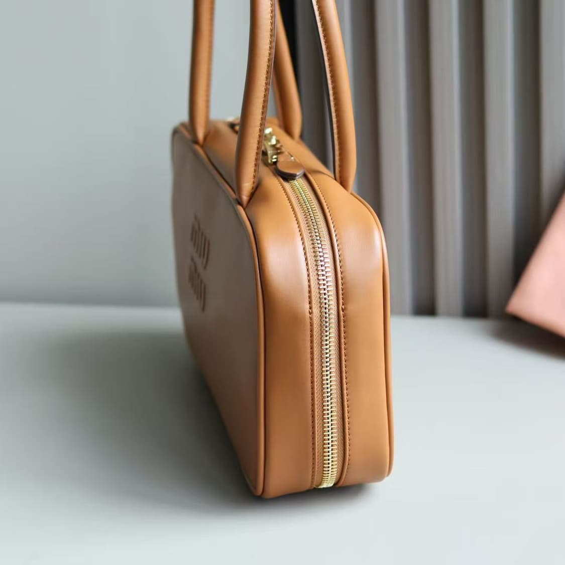 미우 미우 가죽 탑 핸들백 코냑 상품이미지3
