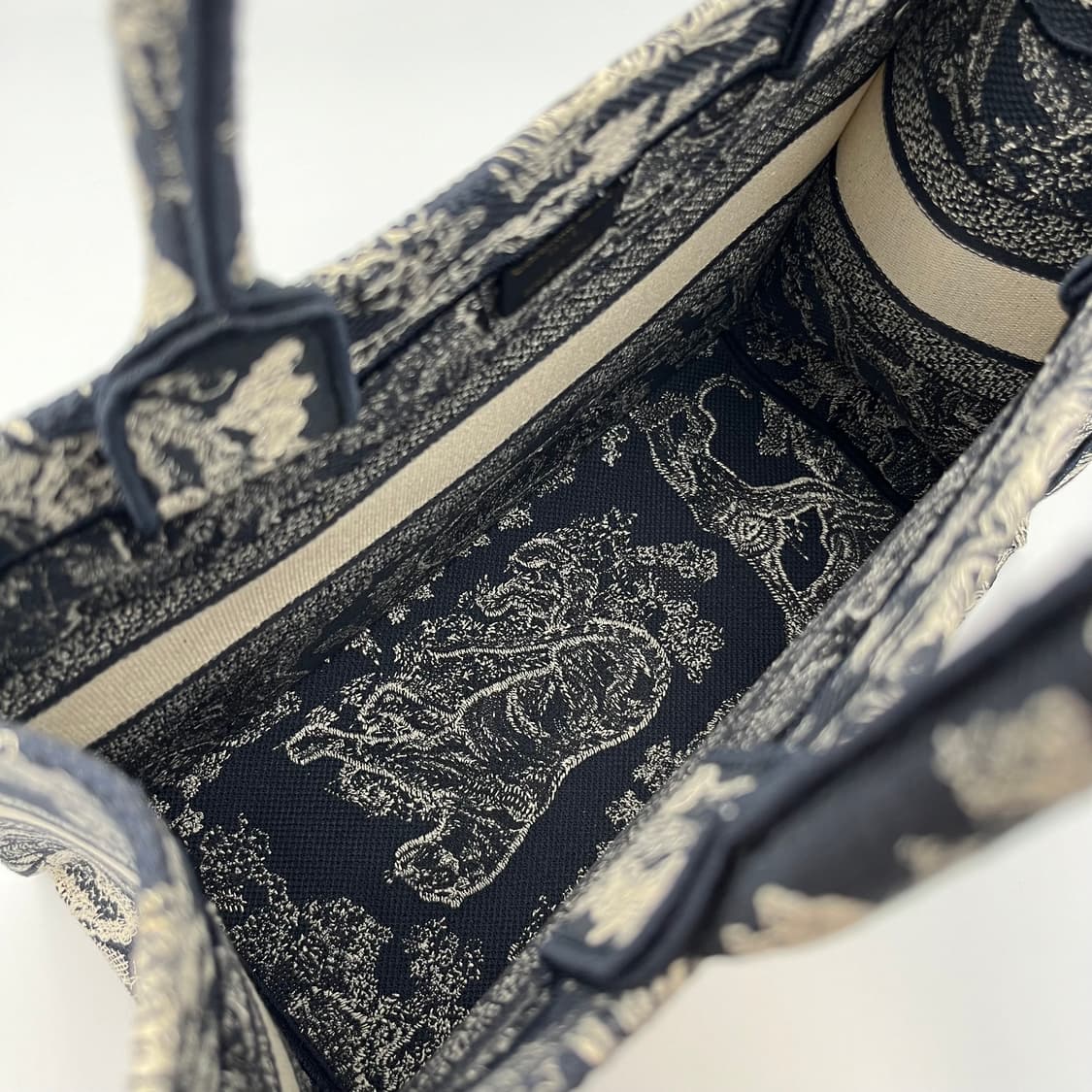 디올 뜨왈드주이 북토트백 뉴미듐 상품이미지9