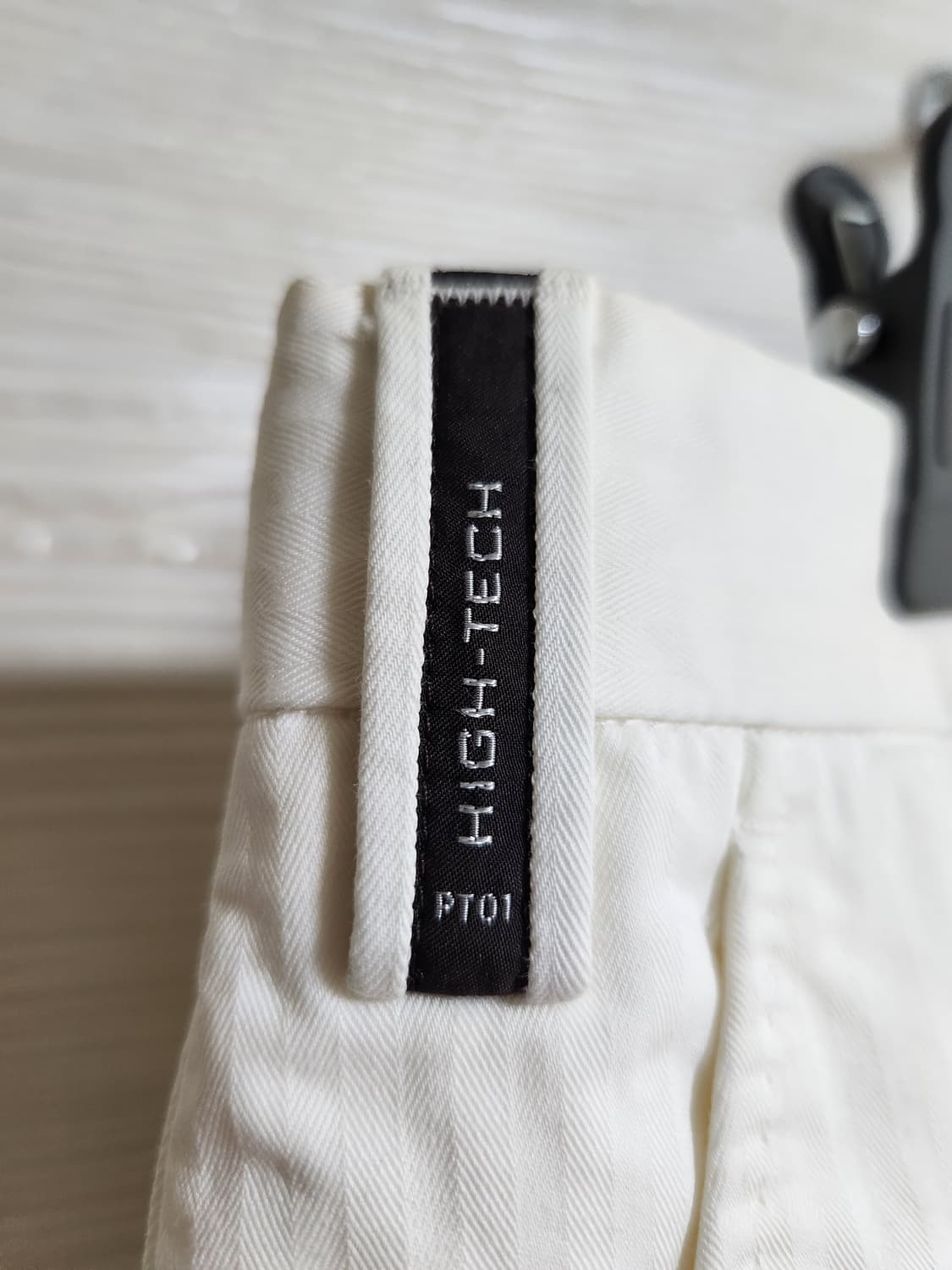 PT01 x BEAMS 콜라보 화이트 헤링본 코튼 카고 팬츠 상품이미지4