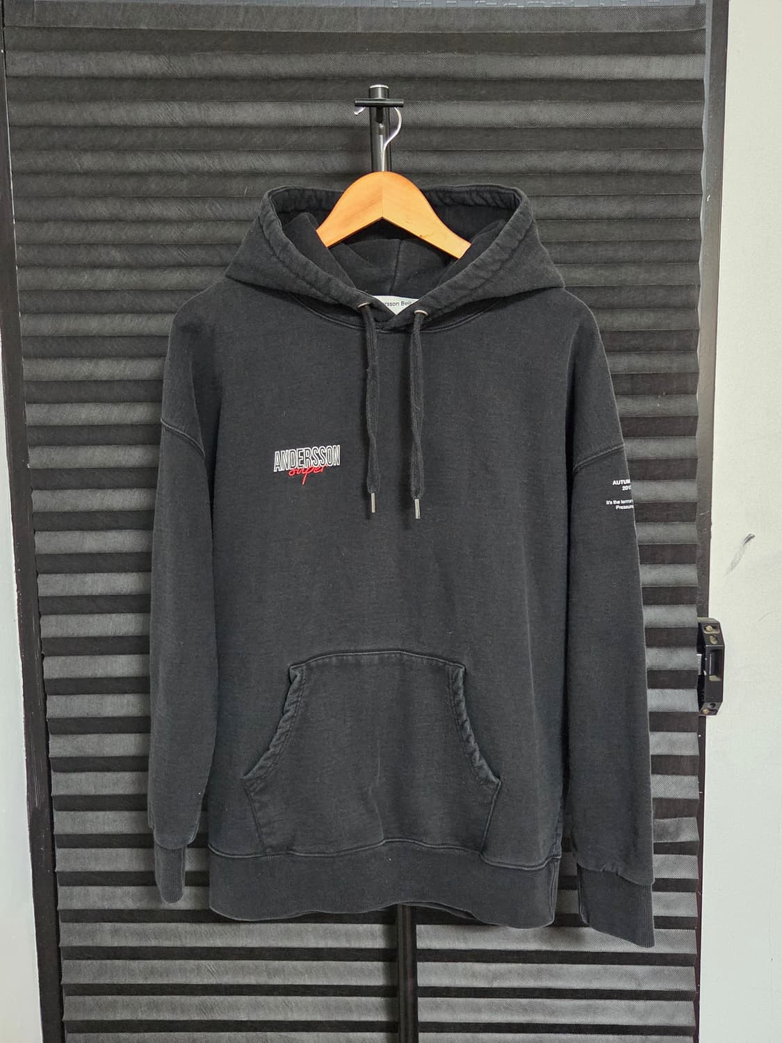 [앤더슨벨] 유니섹스 17A/W 메인 라벨 후드티 | 00122 상품이미지1