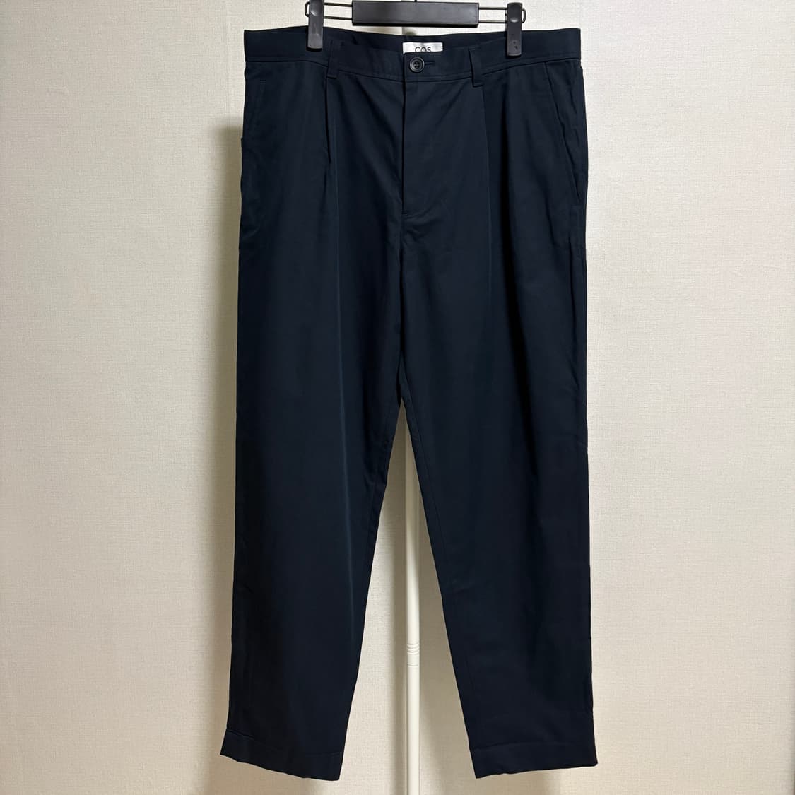 (새제품) 코스 원턱 치노 팬츠 / 네이비, 52(34) 상품이미지1