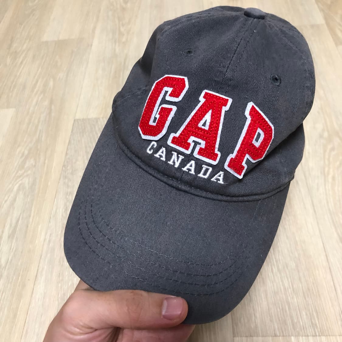(ONE SIZE) 갭 GAP 펠트 자수 OG 로고 볼캡 차콜 상품이미지10